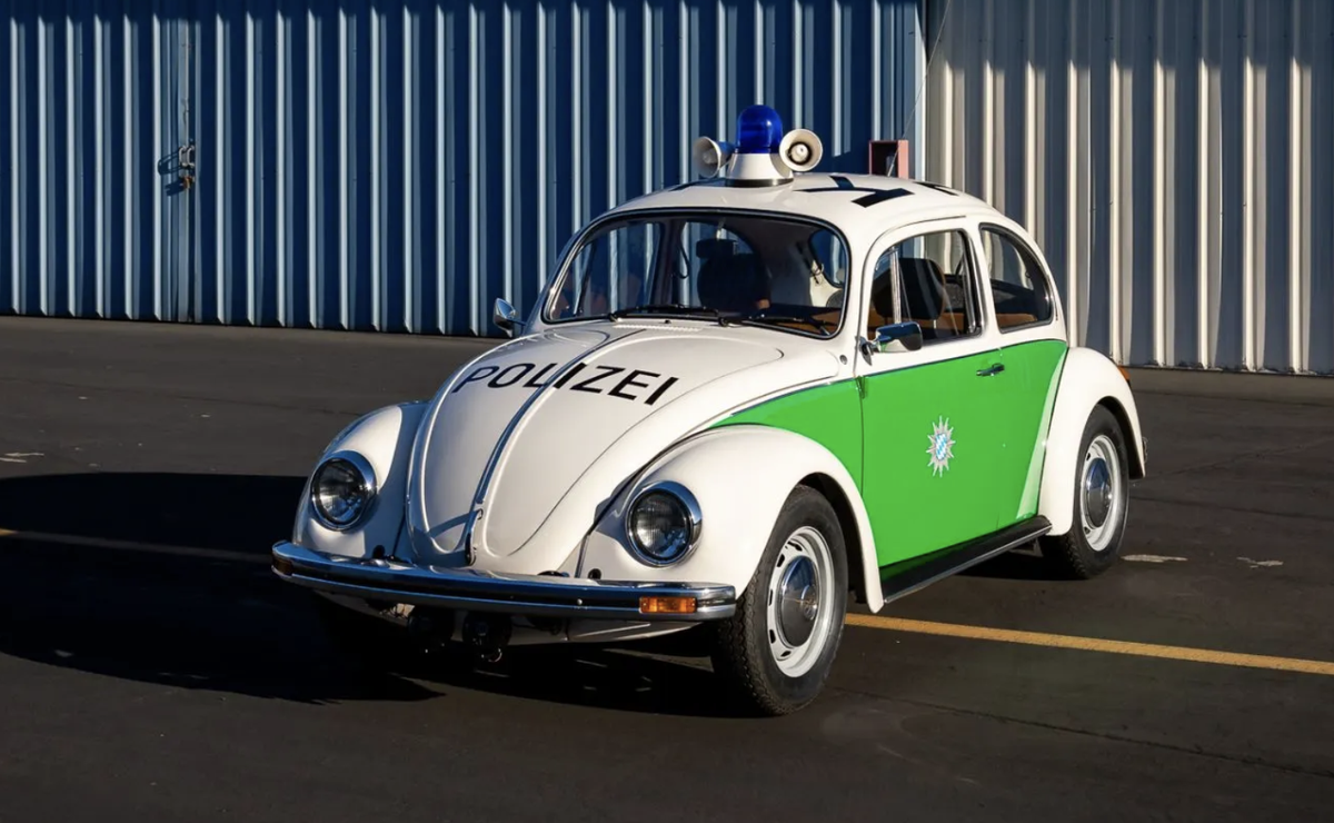 Police Kaefer: A Volkswagen Beetle police car with a trailer made after 1979