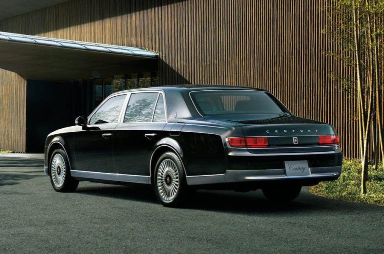 On September 6, Toyota will show off the V-8 Hybrid Toyota Century that is ready for a driver