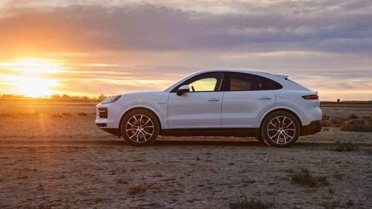 Porsche improved. India receives the Cayenne Coupe 2023 first. pricing, perks, etc