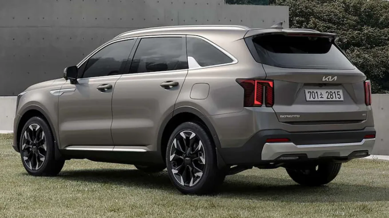 Curved screens and a redesigned front end distinguish the 2024 Kia Sorento