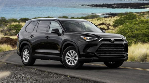 Three-Row Rivals can't keep up with the Toyota Grand Highlander Hybrid ...