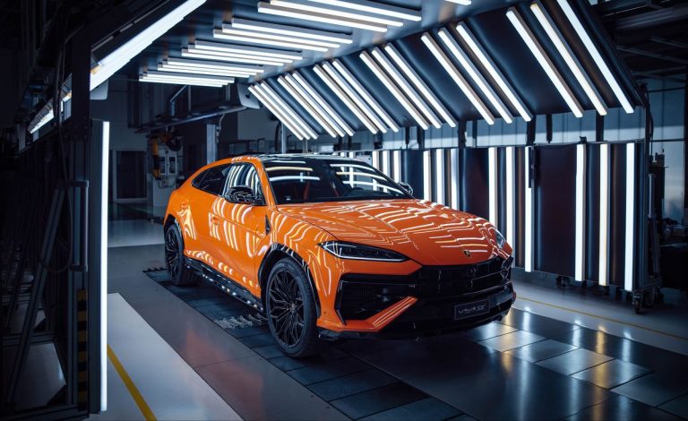There is now a plug-in hybrid version of the 2025 Lamborghini Urus with 789 horsepower