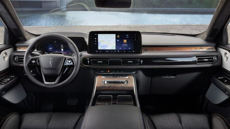 There is now a hands-free drive mode and a new look for the 2025 Lincoln Aviator