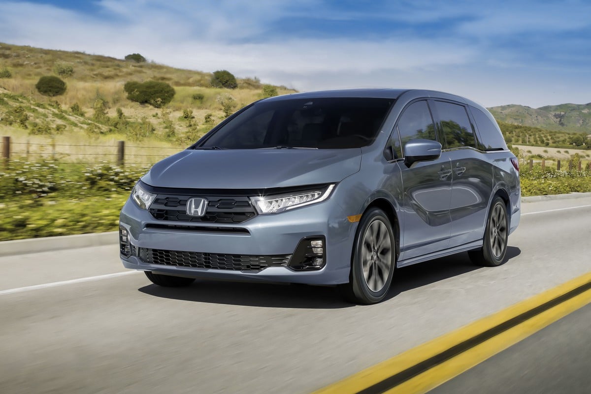 Honda Odyssey Review image of a blue 2026 Honda Odyssey driving, front three-quarter view
