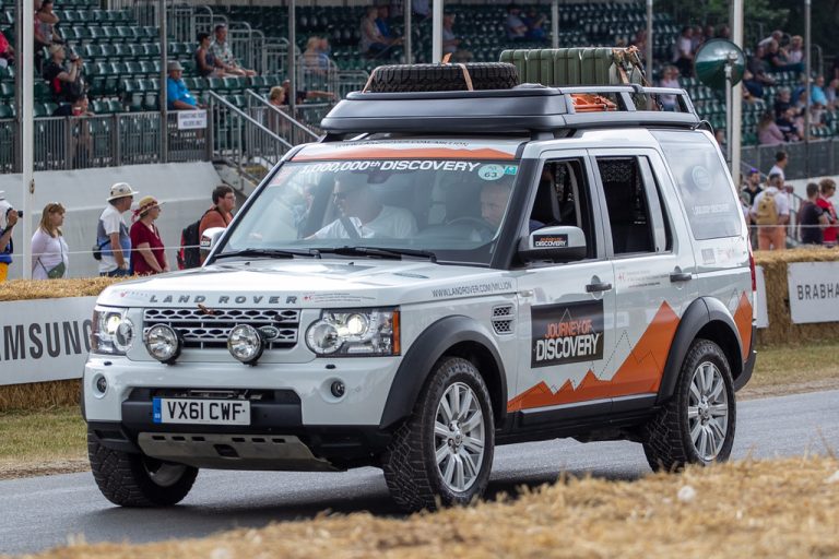 Land Rover Discovery. Goodwood’s BMW M climbs