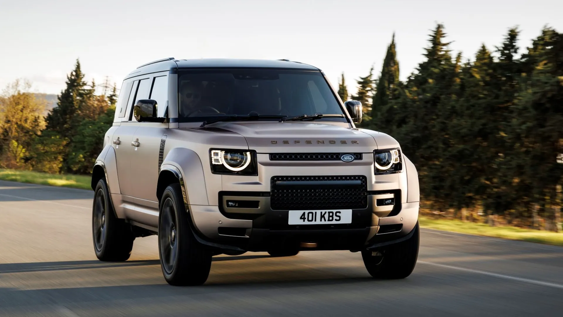 The 2025 Land Rover Defender Octa, with 626 horsepower, is Britain's "Raptor”