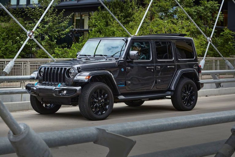 A Black Hawk aircraft rescued an Alaskan Jeep Grand Cherokee off a trail