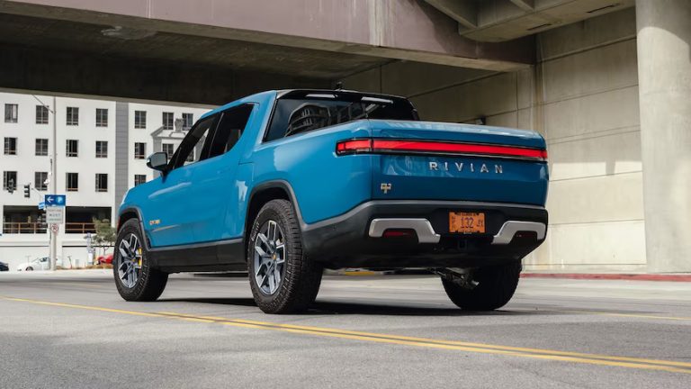 At an Electrify America charging point, a fire breaks out in a Rivian R1T electric pickup truck