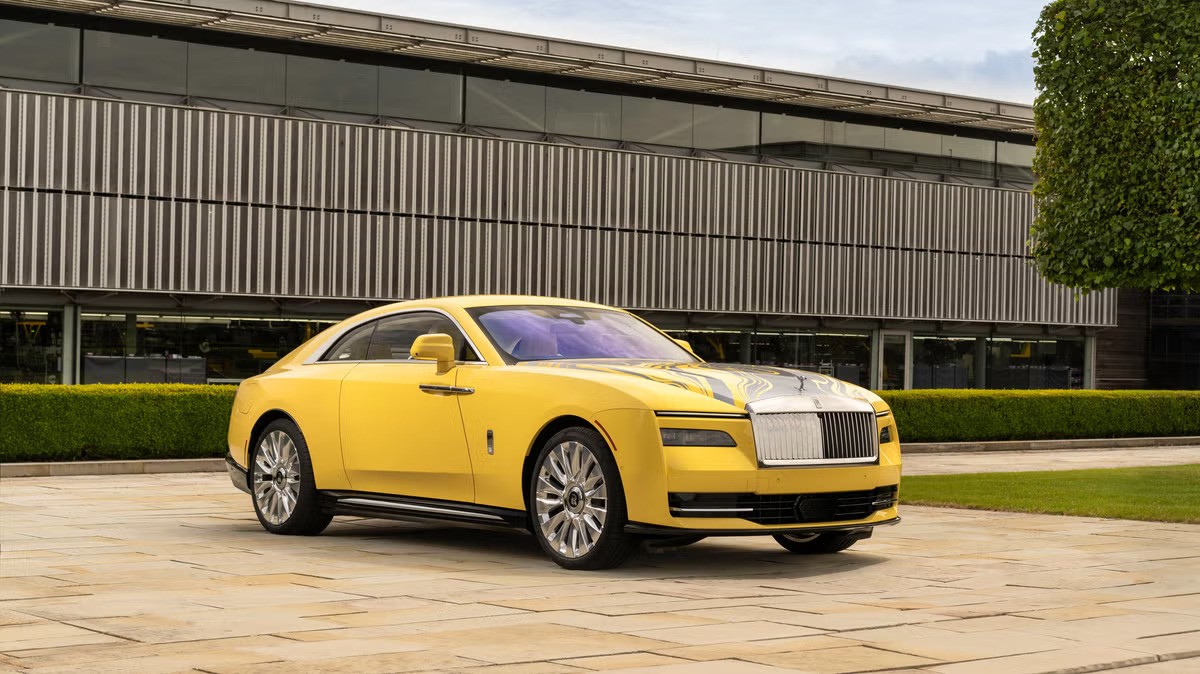 A One-of-a-Kind Rolls-Royce Spectre Semaphore Has Eye-Catching Opulence